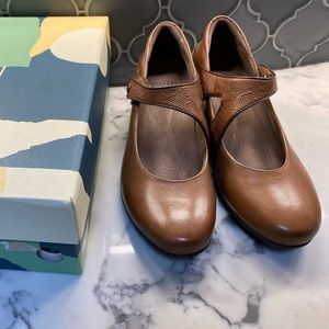 NIB- Earth Brand Maryjanes- Calgary Montreal